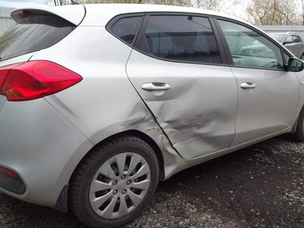 Kia, Замена заднего крыла и покраска двери: до ремонта