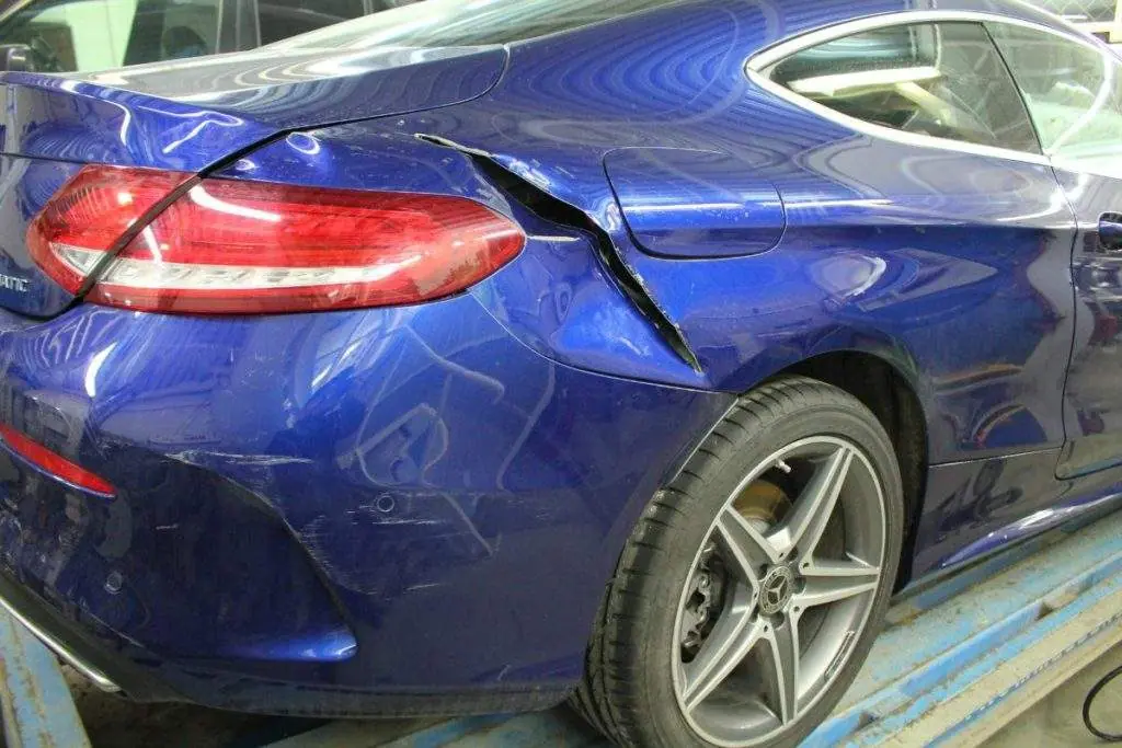 Mercedes-Benz, Ремонт заднего правого крыла: до ремонта